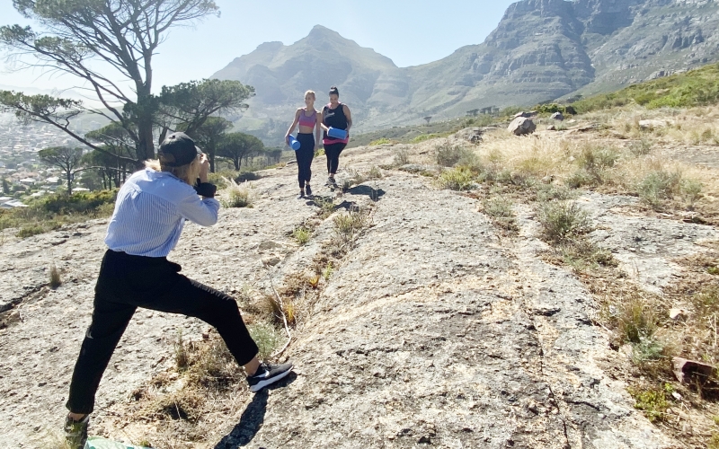 Jessica Zumpfe shooting two models of Tchibo Active at the foot of Table Mountain