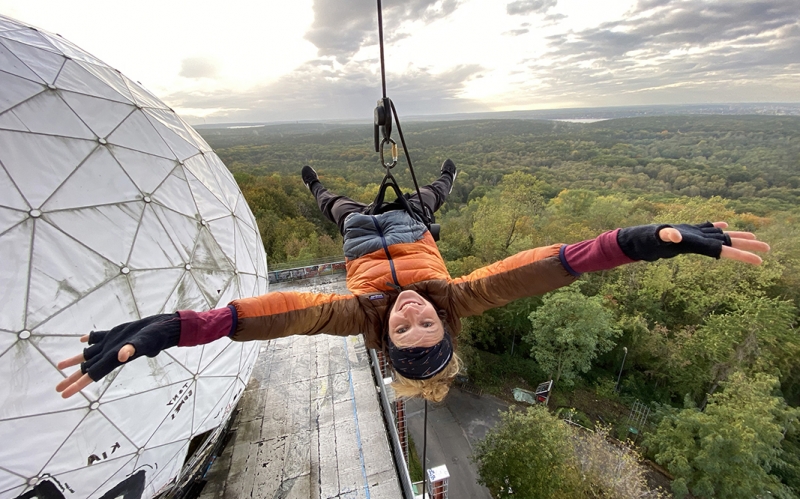 Jessica Zumpfe upside down and hanging on a rope on Teufelsberg Berlin