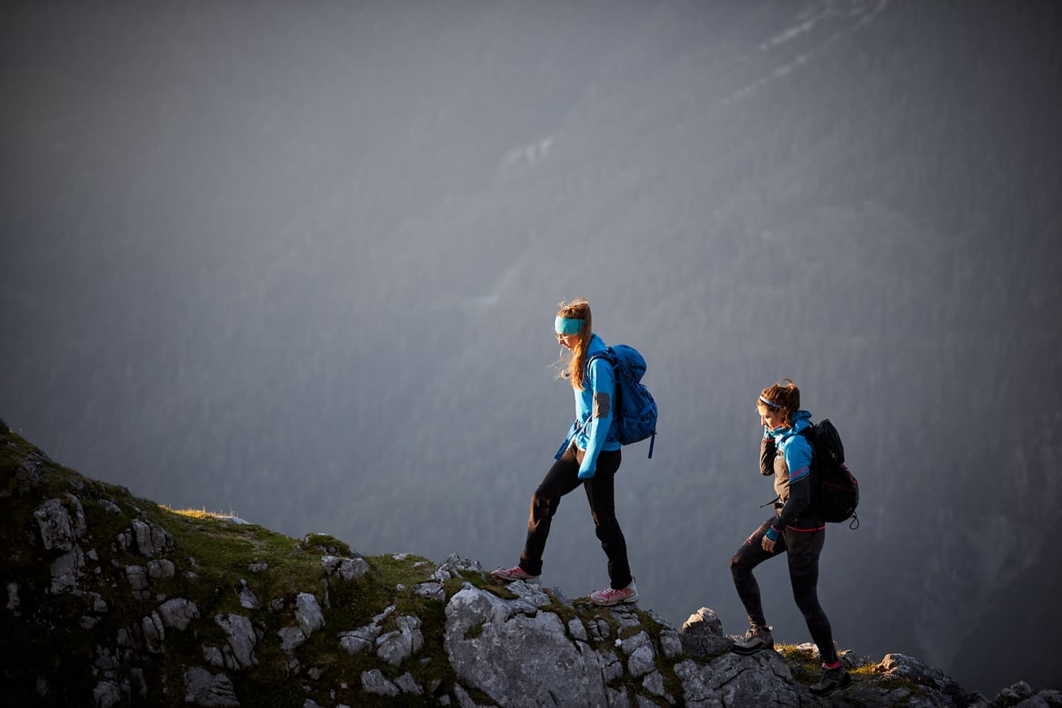 Two women climbing along a ridge at Zugspitze